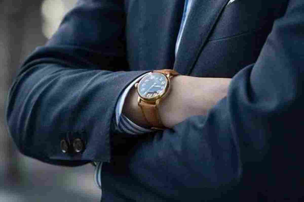 На какой руке носить часы мужские. Часы на руке. Часы на правой руке. Дорогие часы на руке. Часы на руке мужчины.